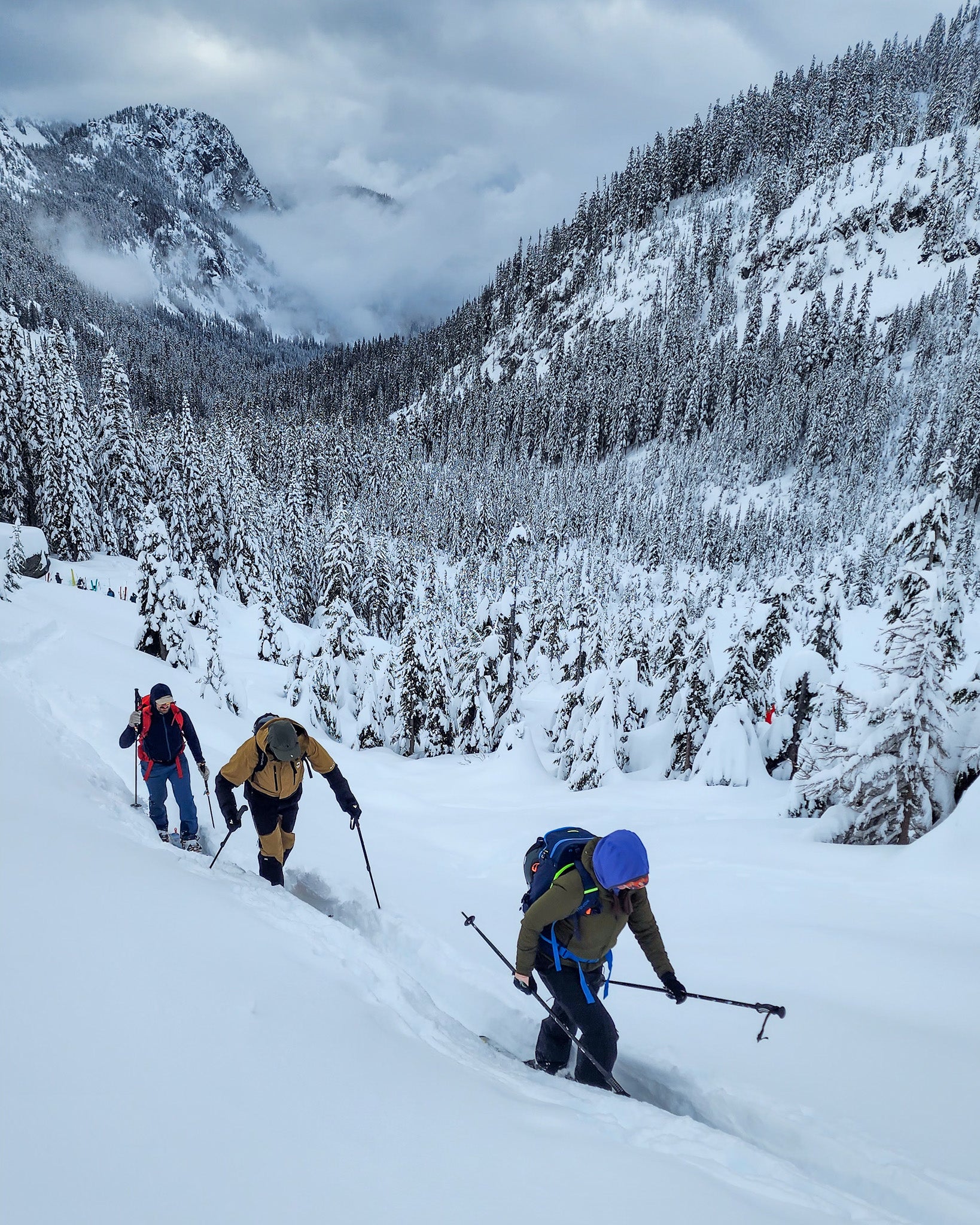 AIARE 1 participants above Source Lake in Snoqualmie Pass